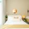 Blue Breeze - Elegant Studio in Serenity Lake 5, JVC