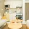 Blue Breeze - Elegant Studio in Serenity Lake 5, JVC