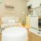 Blue Breeze - Elegant Studio in Serenity Lake 5, JVC