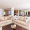 Camps bay beach apartment with Jaccozi