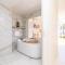 Camps bay beach apartment with Jaccozi