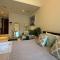 Cozy & Bright Studio accessible to bus and Metro - Dubaj