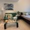 Cozy & Bright Studio accessible to bus and Metro - Dubaj