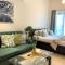 Cozy & Bright Studio accessible to bus and Metro - Dubaj