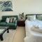Cozy & Bright Studio accessible to bus and Metro - Dubaj