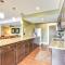 Deck and Boat Dock Lakefront Getaway in Camdenton - كامدنتون