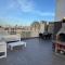 Luxury Penthouse with Stunning Views, Spacious Balcony & Prime Central Location - 姆西达