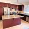 Cozy & Quiet Fully Equipped Newark Escape with Free WiFi, AC, and Easy Parking - Newark
