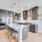 10 Mi to Morristown Stylish Home with Pool Access - 登维尔