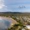 Two bedrooms family house in Coles Bay with direct access to the Swan River!