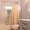 Charming 3BR Home With a Deck and Yard - 黑格斯敦