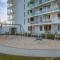 Jasny Apartament w Kołobrzegu z Parkingiem, Balkonem i Tarasem Widokowym by Noclegi Renters - 科沃布热格