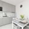 Jasny Apartament w Kołobrzegu z Parkingiem, Balkonem i Tarasem Widokowym by Noclegi Renters - 科沃布热格