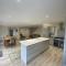 Spacious 8 Guest Retreat - Churchdown