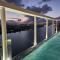 Riverfront Luxe 2Bed Pool Parking
