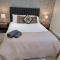 Room in Guest room - Modern Guest Room in West Midlands with Private Entrance - 伯明翰