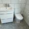 Room in Guest room - Modern Guest Room in West Midlands with Private Entrance - 伯明翰