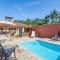 Casa com piscina a 100 m de Camburizinho