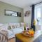 Charming House - Close to Shops & City Centre - Free Parking, Self-Check-In, Fast WiFi & Smart TV with Netflix by Yoko Property