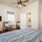 Galveston Beach Escape with Hot Tub, Sauna, Fam & Pet Friendly - 加尔维斯敦