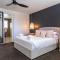 Blue Sea - Henley Beach Luxe 4BR - Sea Views - Sun Sand Surf