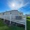 8 Berth Caravan With Decking To Hire At Naze Marine In Essex Ref 17045Nm - 内兹岬附近沃尔顿