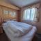 8 Berth Caravan With Decking To Hire At Naze Marine In Essex Ref 17045Nm - 内兹岬附近沃尔顿
