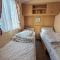 8 Berth Caravan With Decking To Hire At Naze Marine In Essex Ref 17045Nm - 内兹岬附近沃尔顿