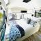 Stay in Style - Airstream & Views - Spring Valley