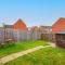 Broughton House with Free Parking, Garden & Smart TV with Netflix by Yoko Property - ميلتون كينز