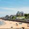 Seaside Bliss Apartment for Style and Comfort - Кліторпс