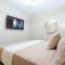Modern 3BR! 9FL, King Bed! STI with Pool! Fast wifi! - Santiago de los Caballeros