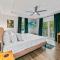 Chic Pool Oasis Modern Open Floor King Beds - Форт-Лодердейл