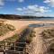 2 BR Beach Woods chalet with parking, 5 mins to beach