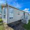 8 Berth Caravan With Decking To Hire At Naze Marine In Essex Ref 17045Nm - 内兹岬附近沃尔顿