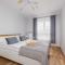 Nowoczesny Apartament w Gliwicach z Umeblowanym Balkonem by Noclegi Renters - Gliwice