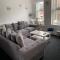 8 Bed 9 Bath Ensuite House with Hot Tub and Free Parking