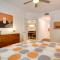 Mid-Century Modern Phoenix Condo, Walk to High St!