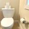 Spacious 6 beds 3 baths home in Central WiFi parking AC - 埃德蒙顿