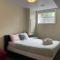 Spacious 6 beds 3 baths home in Central WiFi parking AC - 埃德蒙顿