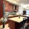 Spacious 6 beds 3 baths home in Central WiFi parking AC - 埃德蒙顿