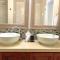 Spacious 6 beds 3 baths home in Central WiFi parking AC - 埃德蒙顿