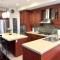 Spacious 6 beds 3 baths home in Central WiFi parking AC - 埃德蒙顿