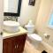 Spacious 6 beds 3 baths home in Central WiFi parking AC - 埃德蒙顿