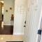 Spacious 6 beds 3 baths home in Central WiFi parking AC - 埃德蒙顿