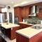 Spacious 6 beds 3 baths home in Central WiFi parking AC - 埃德蒙顿