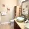 Spacious 6 beds 3 baths home in Central WiFi parking AC - 埃德蒙顿