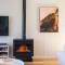 Arlo Beach House - Beachside, Pet Friendly, Fireplace