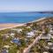 Arlo Beach House - Beachside, Pet Friendly, Fireplace