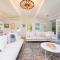 Arlo Beach House - Beachside, Pet Friendly, Fireplace
